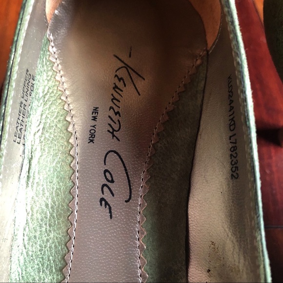 Gorgeous NWT Kenneth Cole Kitten Heels Green Suede Precise Cut Size 6 1/2 - Picture 7 of 13